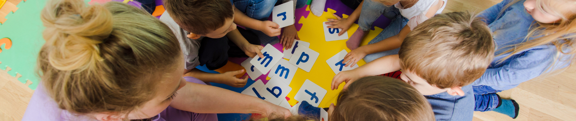 Kleinkinder spielen mit Buchstaben in der Kita