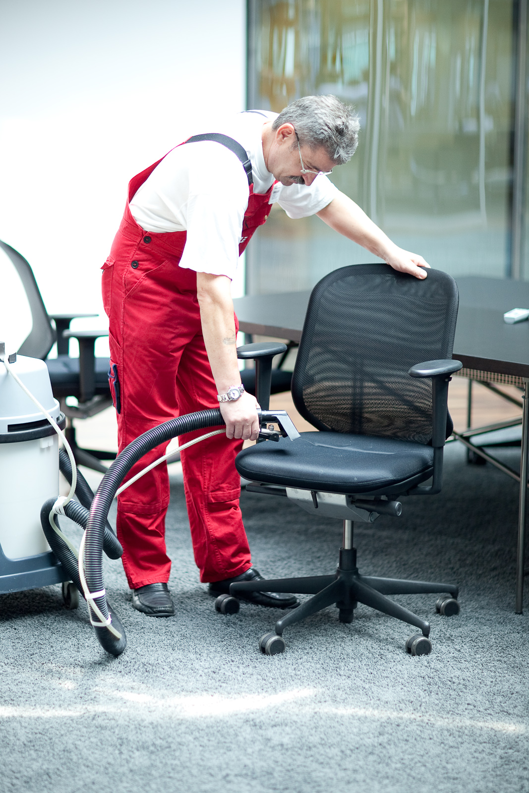 Büroreinigung in Berlin von einem euroclean Mitarbeiter