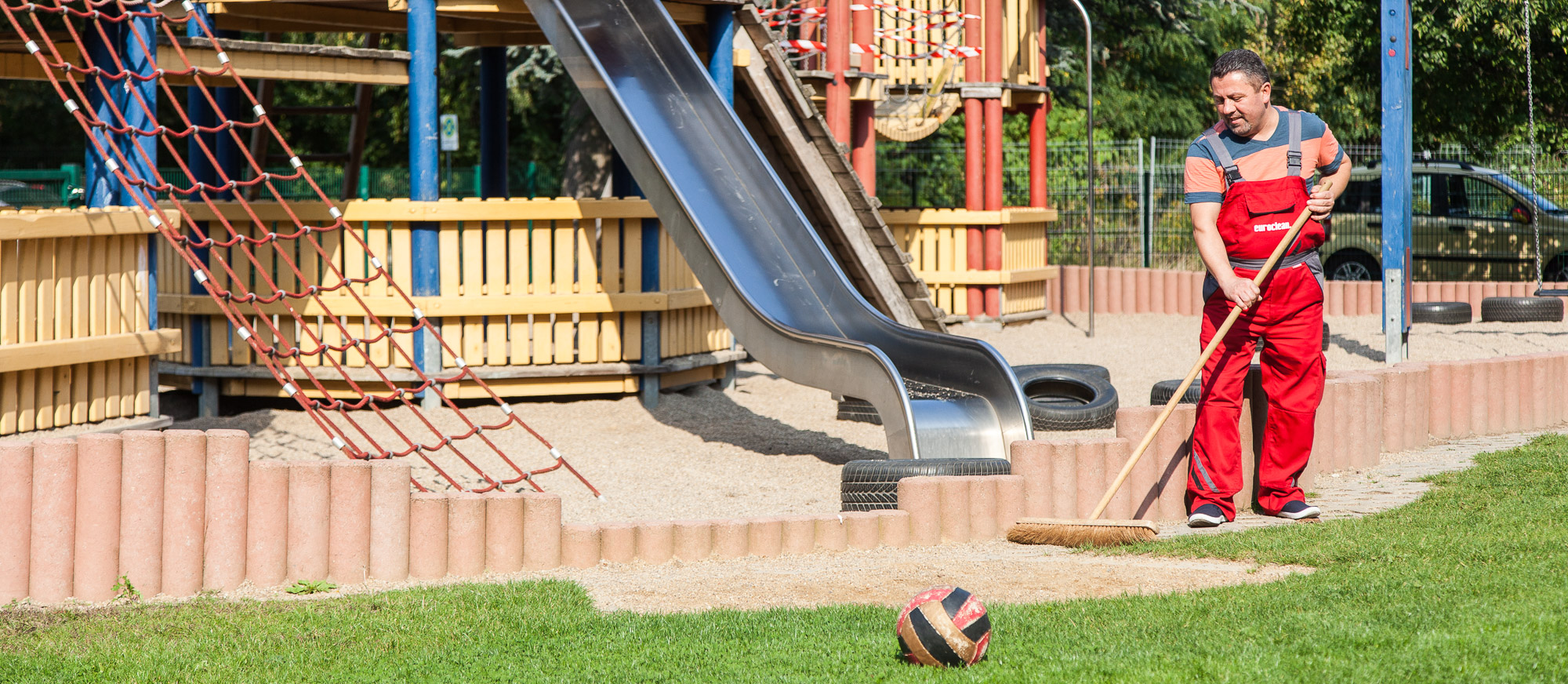 Reinigung eines Spielplatzes von einem Kindergarten - euroclean Berlin